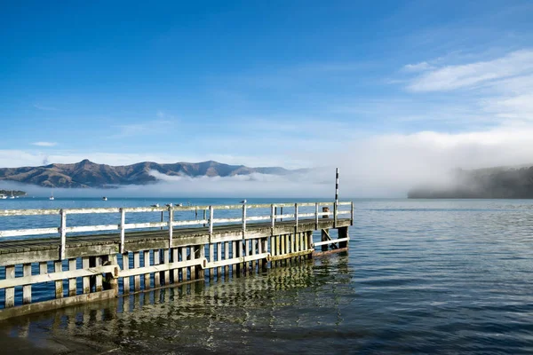 Yeni Zelanda Daki Akaroa Limanında Ahşap Iskele Yelkenli Birkaç Beyaz — Stok fotoğraf