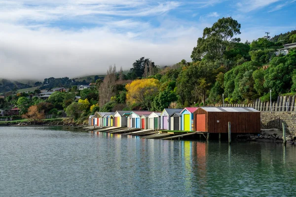 Barracões Coloridos Com Bela Reflexão Durante Dia Duvauchelle Akaroa Harbour — Fotografia de Stock