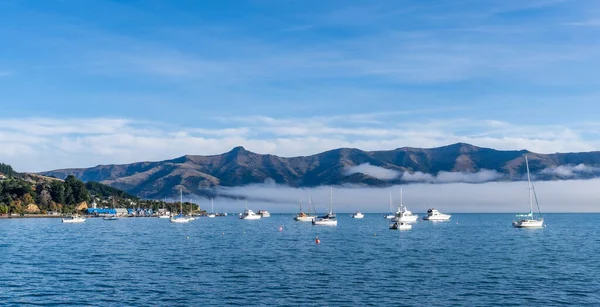 Mavi Gökyüzü Beyaz Bulutlar Akaroa Limanı Ndaki Sis Aquamarine Denizleri — Stok fotoğraf