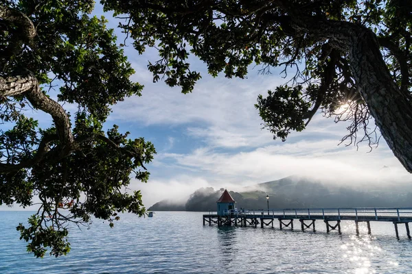 Píer Madeira Veleiro Porto Akaroa Nova Zelândia Céu Limpo Com — Fotografia de Stock