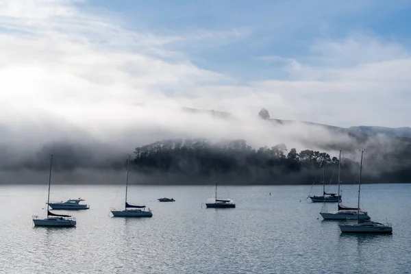 Mavi Gökyüzü Beyaz Bulutlar Akaroa Limanı Ndaki Sis Aquamarine Denizleri — Stok fotoğraf