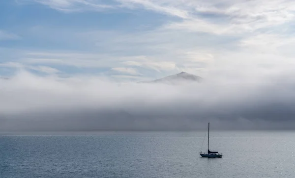 Mavi Gökyüzü Beyaz Bulutlar Akaroa Limanı Ndaki Sis Aquamarine Denizleri — Stok fotoğraf
