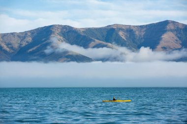 Akarou Körfezi 'nde deniz kanosu, Canterbury, Yeni Zelanda.
