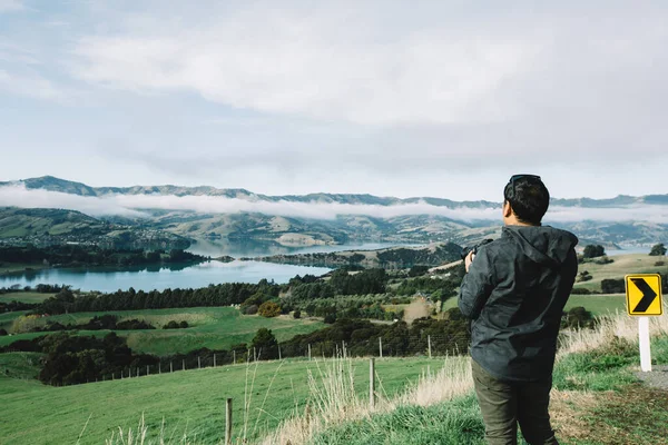 Asiático Turista Homem Fotógrafo Com Câmera Tirar Fotos Montanhas Dia — Fotografia de Stock