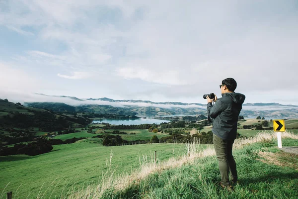 Asiático Turista Homem Fotógrafo Com Câmera Tirar Fotos Montanhas Dia — Fotografia de Stock