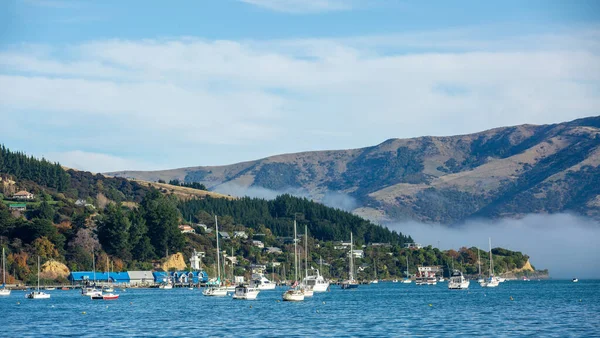 Mavi Gökyüzü Beyaz Bulutlar Akaroa Limanı Ndaki Sis Aquamarine Denizleri — Stok fotoğraf