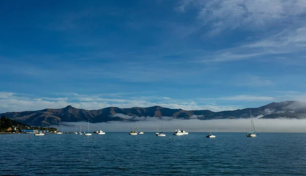 Mavi Gökyüzü Beyaz Bulutlar Akaroa Limanı Ndaki Sis Aquamarine Denizleri — Stok fotoğraf