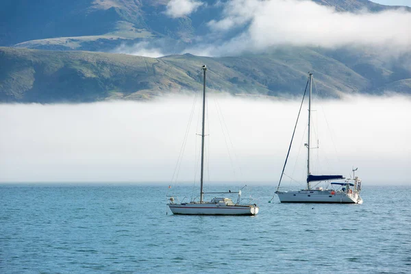 Langit Biru Awan Putih Lautan Kabut Dan Air Pelabuhan Akaroa Stok Foto Bebas Royalti