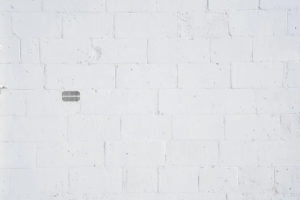 倉庫や工場の外の白い壁で屋外シャッター — ストック写真