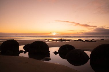 Moeraki Boulder, Yeni Zelanda 'da kış gündoğumu.