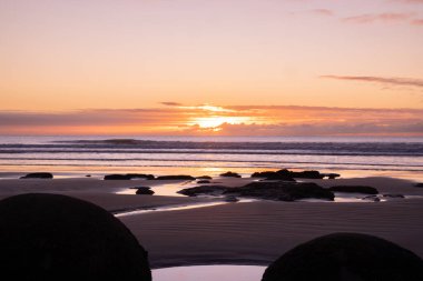 Moeraki Boulder, Yeni Zelanda 'da kış gündoğumu.