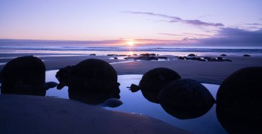 Moeraki Boulder, Yeni Zelanda 'da kış gündoğumu.