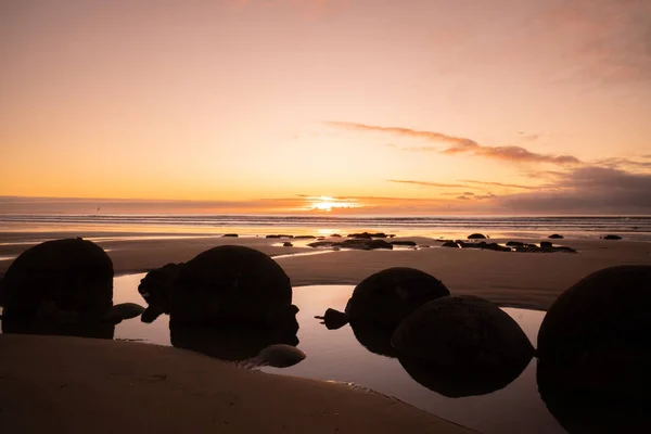 Moeraki Boulder, Yeni Zelanda 'da kış gündoğumu.