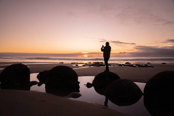 Homem Asiático Viajante Visita Moereki Boulder Nova Zelândia — Fotografia de Stock