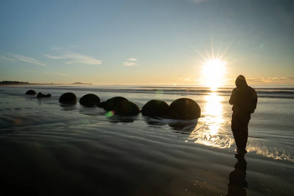 Homem Asiático Viajante Visita Moereki Boulder Nova Zelândia — Fotografia de Stock