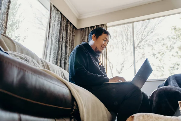 Orang Asia Bekerja Dari Rumah Dengan Laptop Dengan Anjingnya Ruang Stok Foto