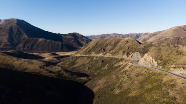Kırsal kesimde dağlı güzel otoyol gündüz vakti.