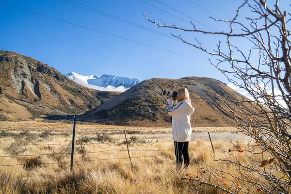 Asiático Mulher Turista Captura Bela Montanha Neve Rural Nova Zelândia — Fotografia de Stock