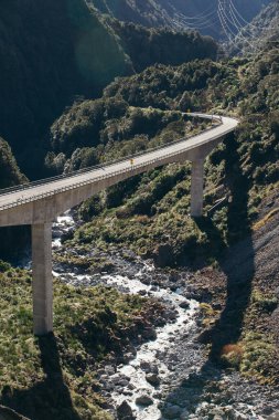 Kırsal kesimde dağlı güzel otoyol gündüz vakti.