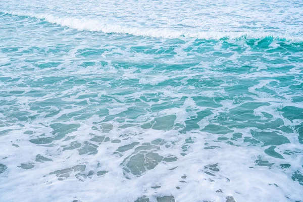 淡蓝色的海浪在沙滩上飘扬 背景和结构 — 图库照片