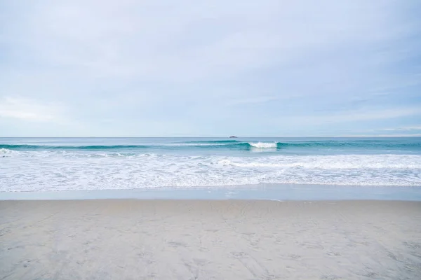 砂浜の柔らかい青い海の波 背景テクスチャ — ストック写真