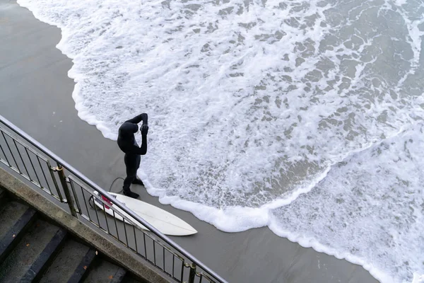 Surfista Vestindo Roupa Mergulho Com Prancha Surf Assistindo Ondas Oceano — Fotografia de Stock