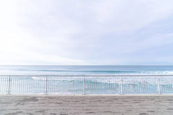 Morbida Onda Blu Oceano Sulla Spiaggia Sabbiosa Con Recinzioni Metalliche — Foto Stock