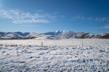Yeni Zelanda 'dan Mavi Gök manzaralı Kar Dağları Manzarası.