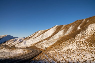 Yeni Zelanda 'dan Mavi Gök manzaralı Kar Dağları Manzarası.