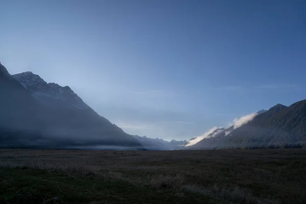 Yeni Zelanda Dan Mavi Gök Manzaralı Kar Dağları Manzarası — Stok fotoğraf