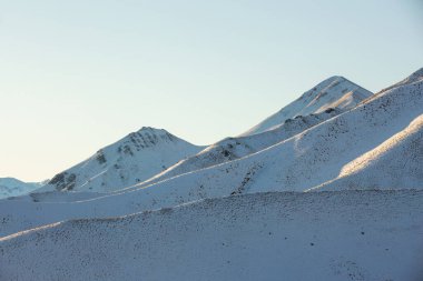 Yeni Zelanda 'dan Mavi Gök manzaralı Kar Dağları Manzarası.
