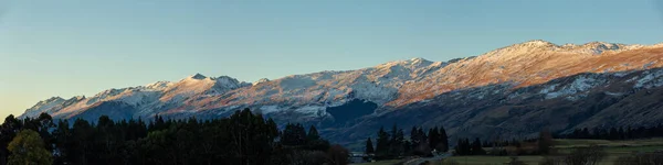 Yeni Zelanda Dan Mavi Gök Manzaralı Kar Dağları Manzarası — Stok fotoğraf