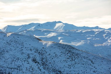 Yeni Zelanda 'dan Mavi Gök manzaralı Kar Dağları Manzarası.