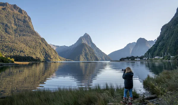 Asyalı kadın, Fiordland Ulusal Parkı Yeni Zelanda 'da Milford' un güzel manzarasını seyrediyor..