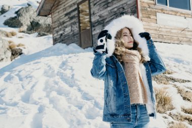 Güzel Asyalı kadın Yeni Zelanda 'da kış boyunca karla manzaranın keyfini çıkarıyor..