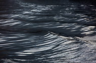 Okyanustaki suyun görüntüsü dalgalı su detayı soyut arkaplan.