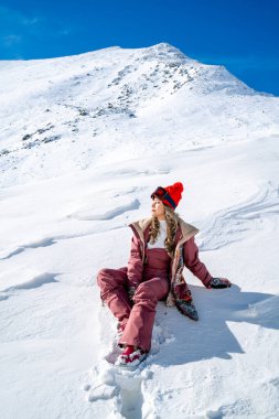 Güzel Asyalı kadın Yeni Zelanda 'da kış boyunca kar taneleriyle kar tanelerinin keyfini çıkarıyor ve rahatlatıyor..