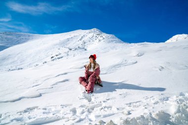 Güzel Asyalı kadın Yeni Zelanda 'da kış boyunca kar taneleriyle kar tanelerinin keyfini çıkarıyor ve rahatlatıyor..