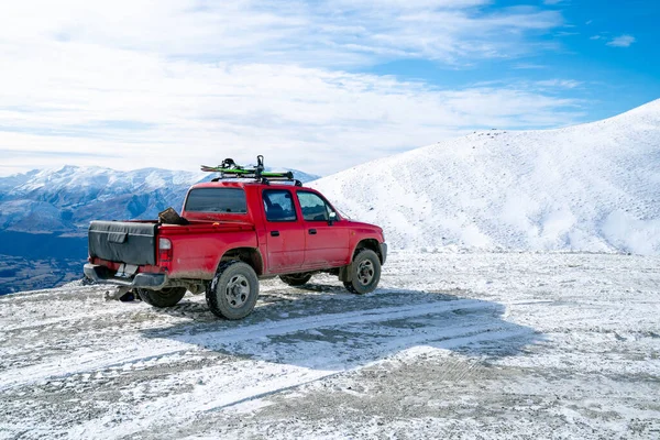 Camioneta Roja Camino Hermoso Camino Invierno Bajo Las Montañas Nieve — Foto de Stock