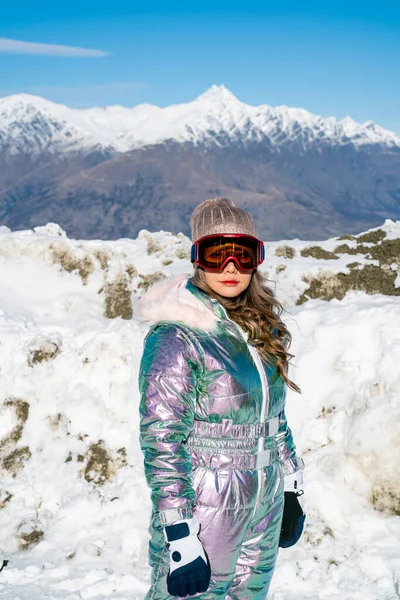 Linda Mulher Asiática Desfrutando Relaxando Vista Com Floco Neve Montanha — Fotografia de Stock