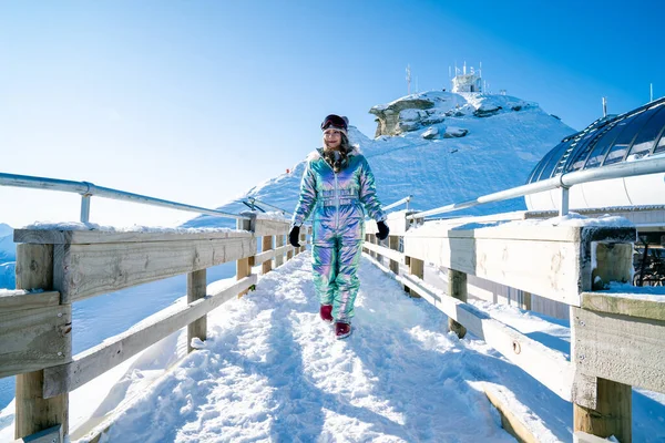 Linda Mulher Asiática Desfrutando Relaxando Vista Com Floco Neve Montanha — Fotografia de Stock