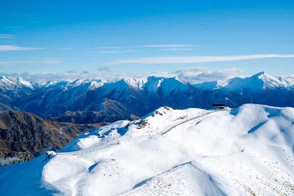 Güney Adası, Yeni Zelanda 'da kar dağlarının mavi gökyüzüne karşı kış manzarası.