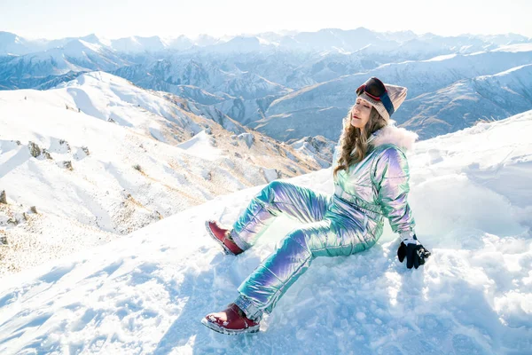 Linda Mulher Asiática Desfrutando Relaxando Vista Com Floco Neve Montanha — Fotografia de Stock