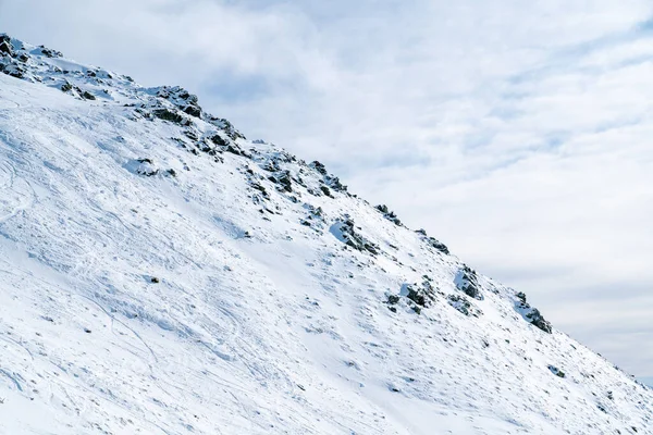 新西兰南岛雪山的冬季景观与蓝天的对比 图库照片