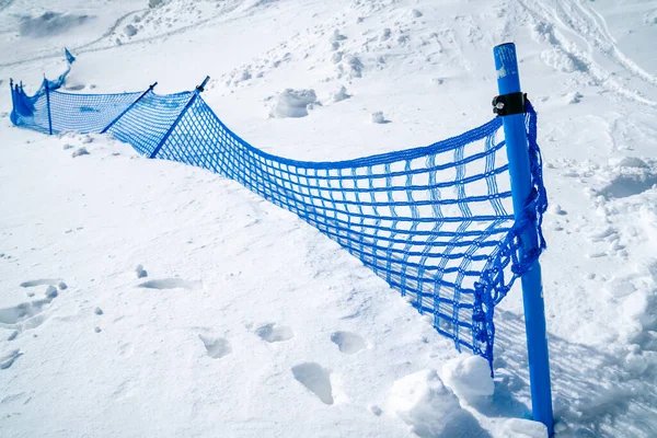 Blå Nät Staket Snö Berg Solig Dag — Stockfoto