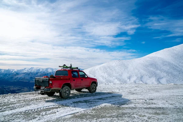 公路上的红色皮卡 雪山下美丽的冬季公路新西兰 图库图片