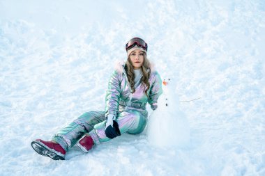 Güzel Asyalı kadın Yeni Zelanda 'da kış boyunca kar taneleriyle kar tanelerinin keyfini çıkarıyor ve rahatlatıyor..