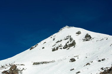 Güney Adası, Yeni Zelanda 'da kar dağlarının mavi gökyüzüne karşı kış manzarası.