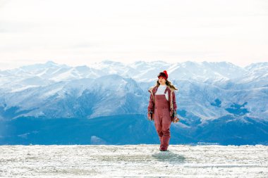 Güzel Asyalı kadın Yeni Zelanda 'da kış boyunca kar taneleriyle kar tanelerinin keyfini çıkarıyor ve rahatlatıyor..