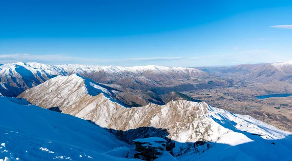 ニュージーランド南島の青い空に対する雪の山の冬の風景 — ストック写真